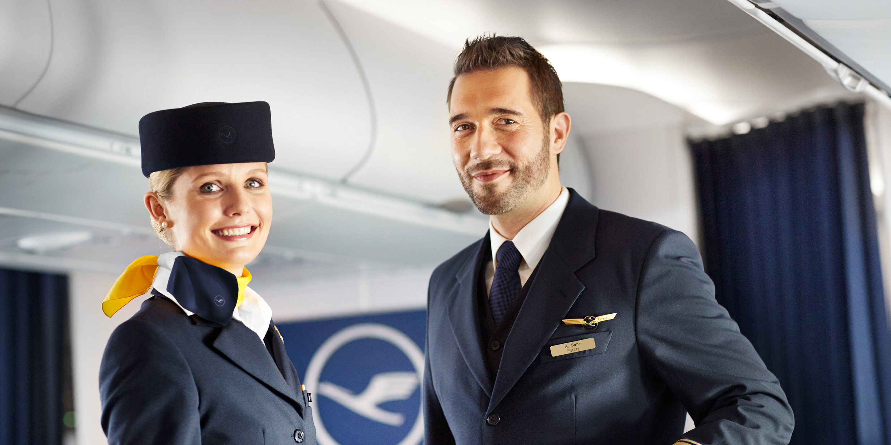 Flying attendant. Форма бортпроводников Люфтганза. Форма стюардесс Люфтганза. Lufthansa Cabin Crew. Форма бортпроводников Lufthansa.